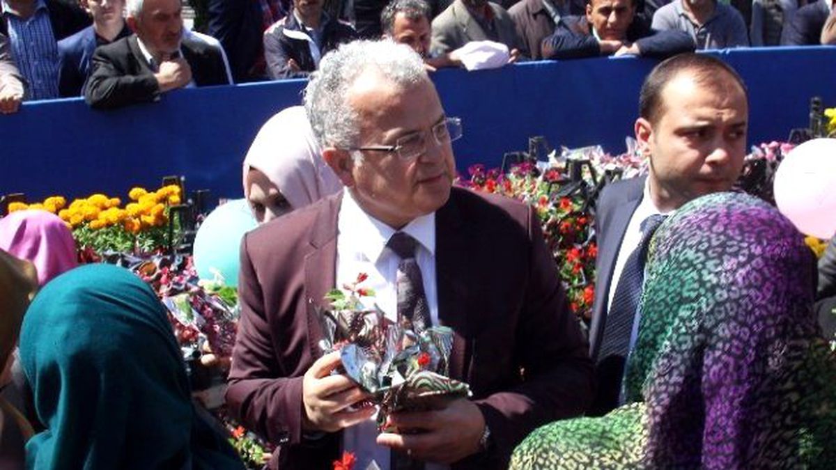 Anneler Gününde Babalarda Çiçek Almak İçin Yarıştı