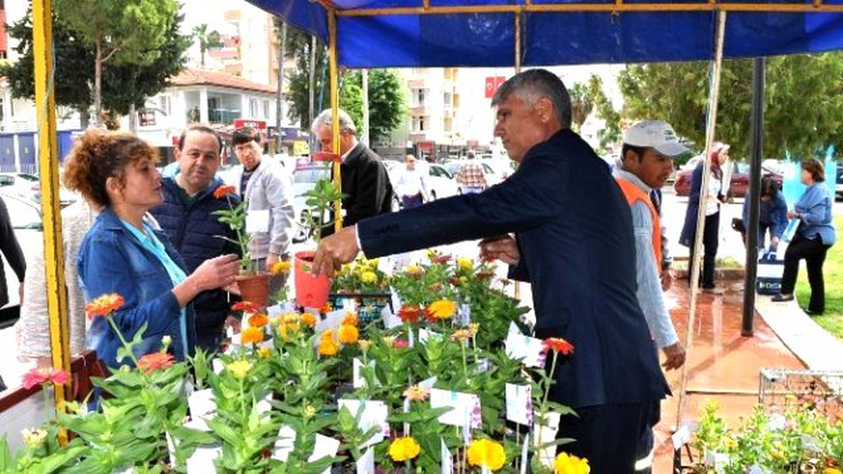 Anneler Gününe Özel Yetiştirilen Çiçekler Dağıtıldı