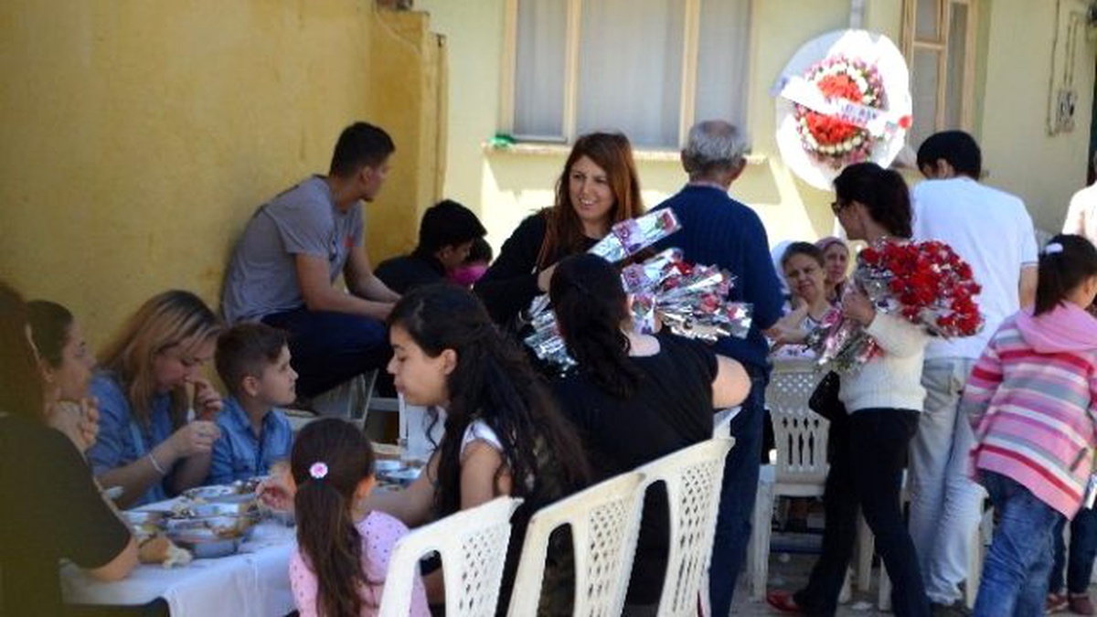 Başkan Akın, Annelerin Gününü Çiçekle Kutladı