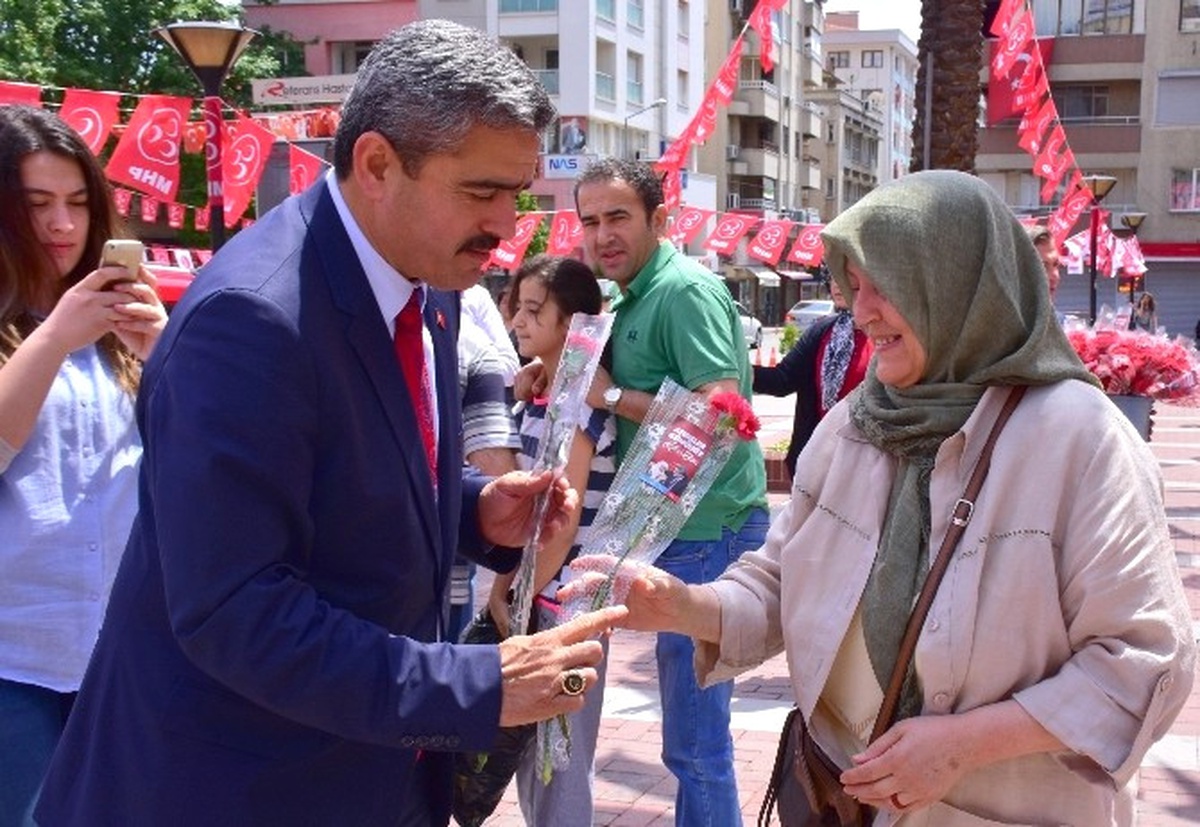 Başkan Alıcık, Annelere Karanfil Hediye Etti