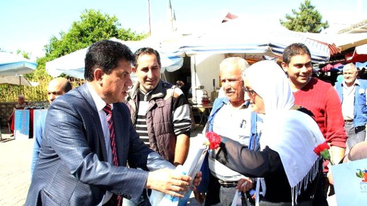 Başkan Gül, Annelere Karanfil Dağıttı