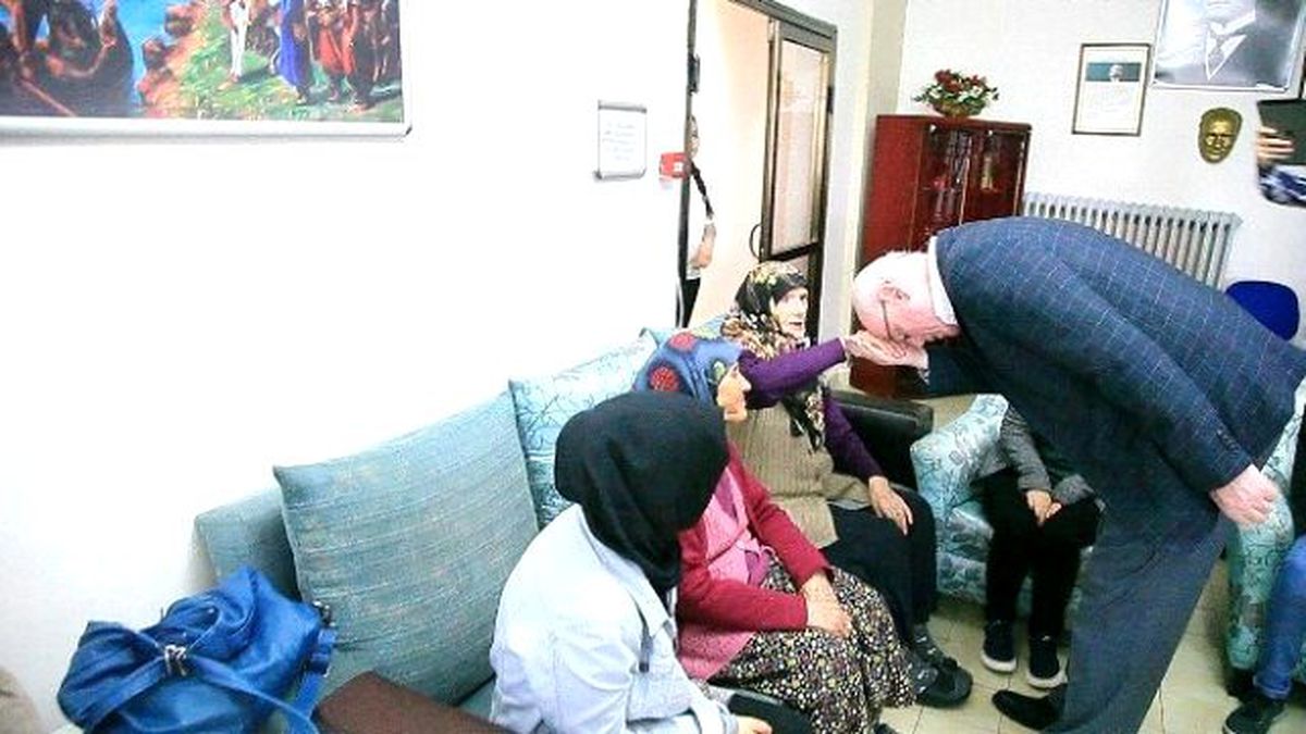 Başkan Kurt, Huzur Ev\'inde Anneleri Ziyaret Etti