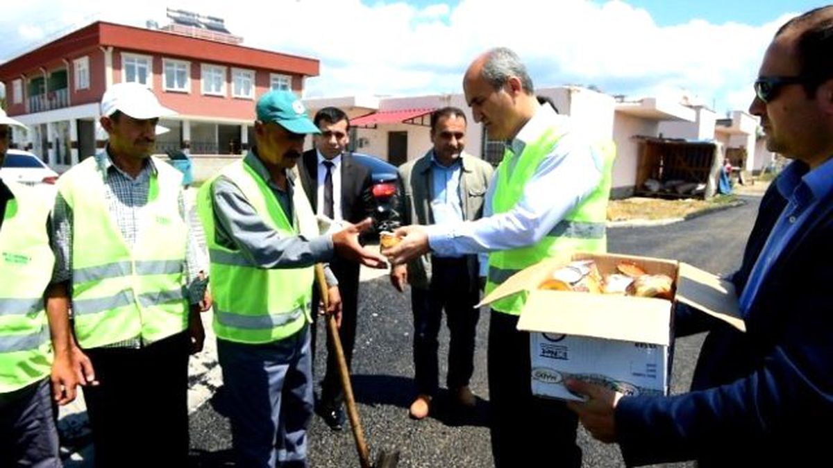 Başkan Okay İşçilerine Dondurma İkram Etti