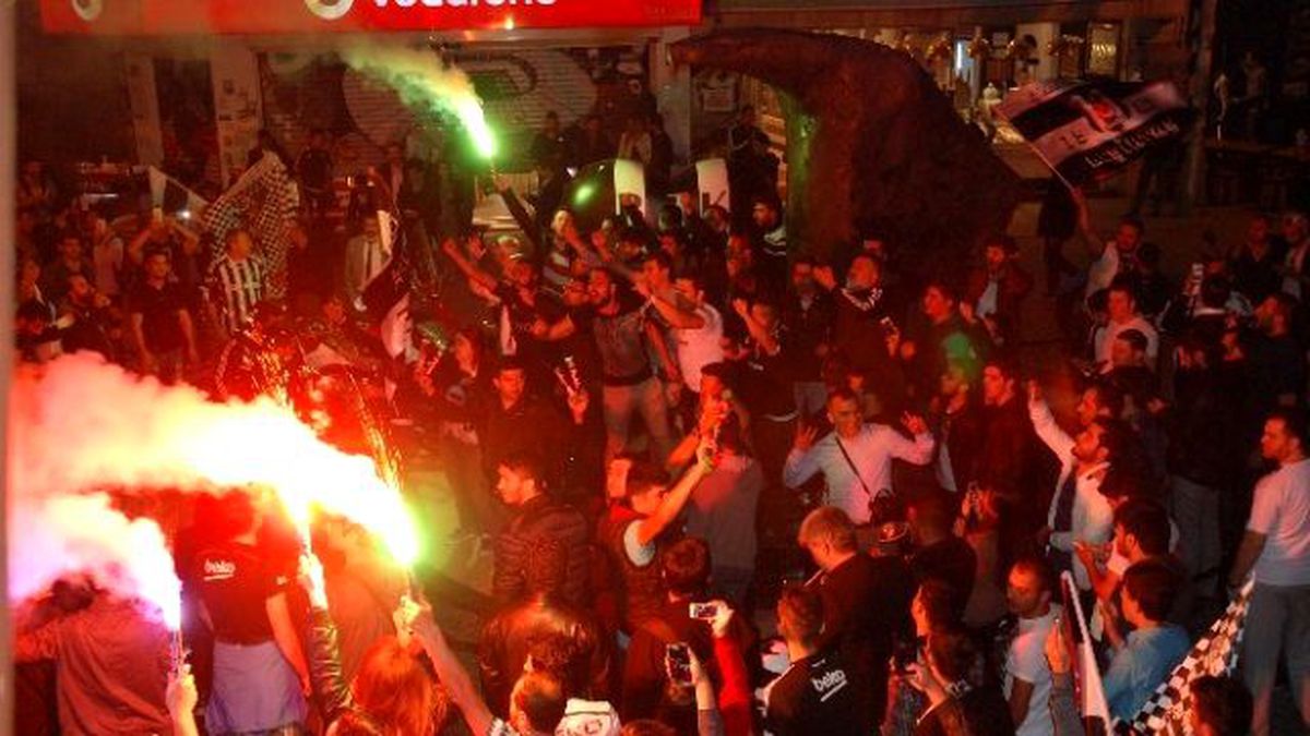 Beşiktaşlı Taraftarlar Şampiyonluk Kutlamalarına Erken Başladı
