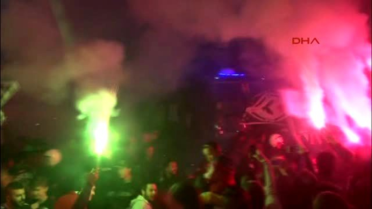Beşiktaş Taraftarları Ümraniye\'de Coştu, Takım Tesislere Güçlükle Girebildi