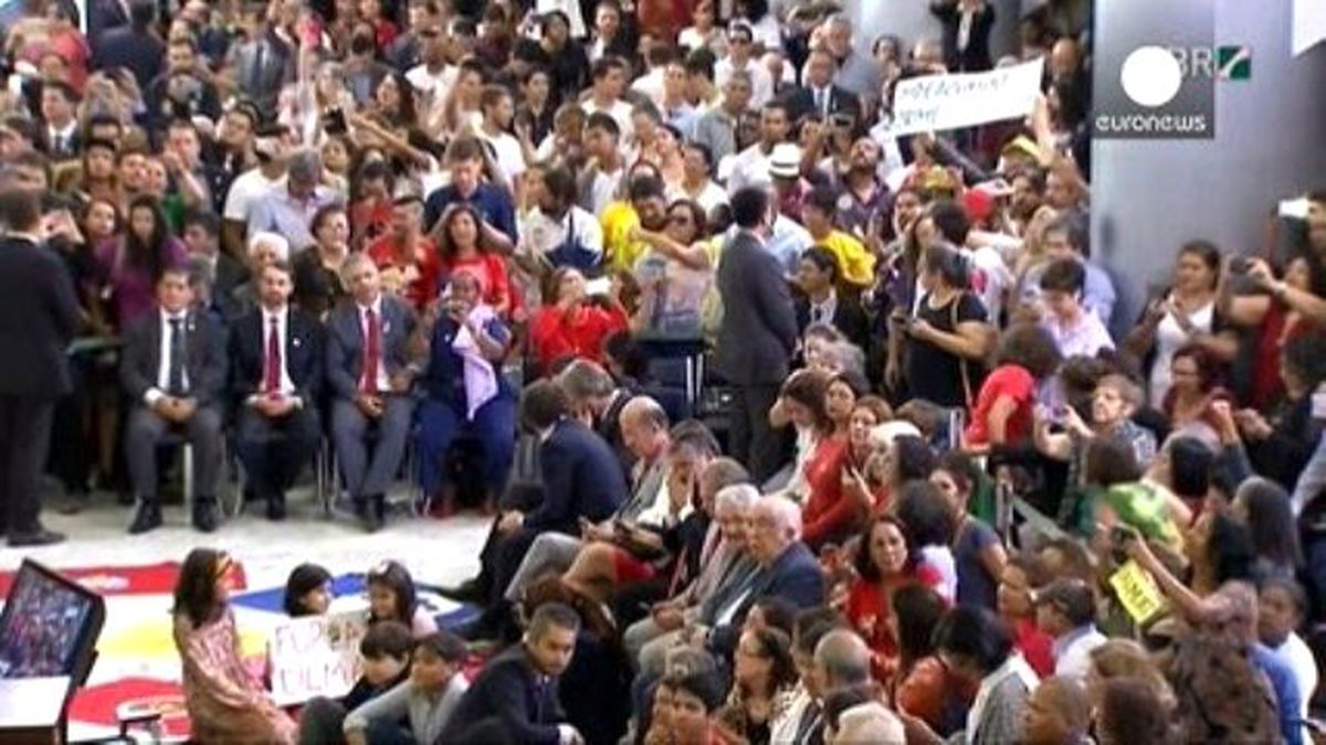 Brezilya\'da Rousseff\'in Azledilme Süreci Askıya Alındı