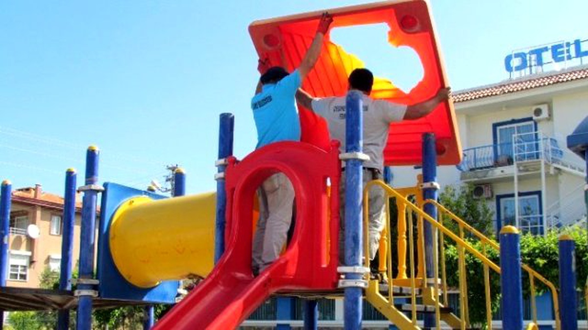 Çeşme\'de Çocuk Oyun Parkları Yenileniyor
