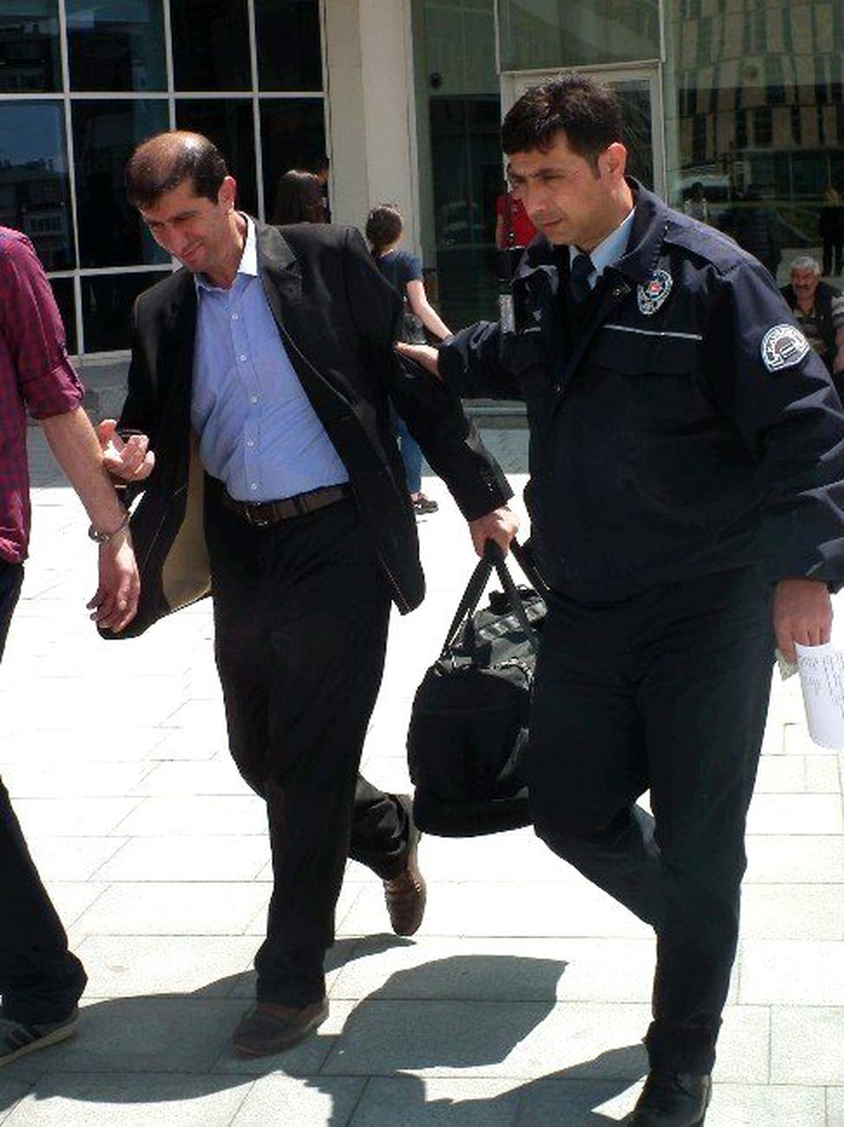Ceza İnfaz Koruma Memuru, Uyuşturucu Ticaretine İştirakten Tutuklandı