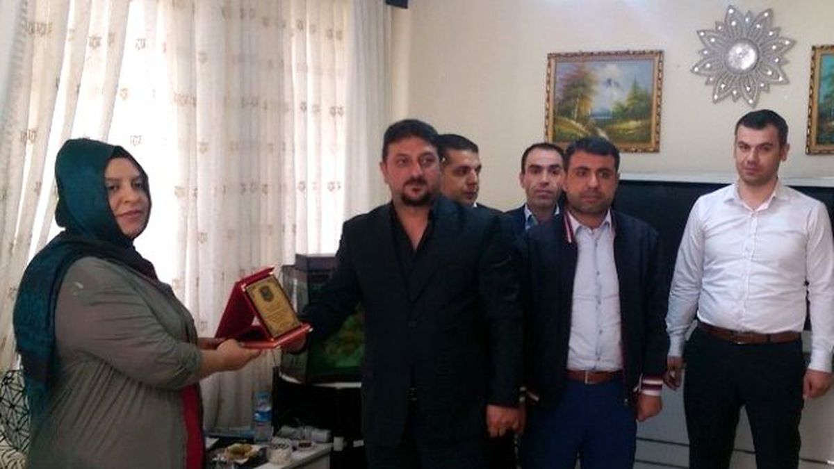 Diriliş Başkanları Diyarbakır İl Başkanı Coşar'dan Umudun Sesi'ne Plaket