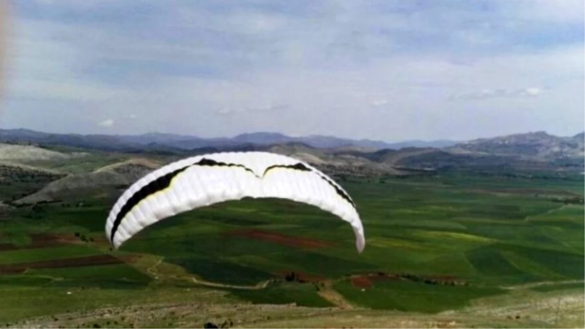 Diyarbakır\'da Yamaç Paraşütü Yarışması Yapıldı