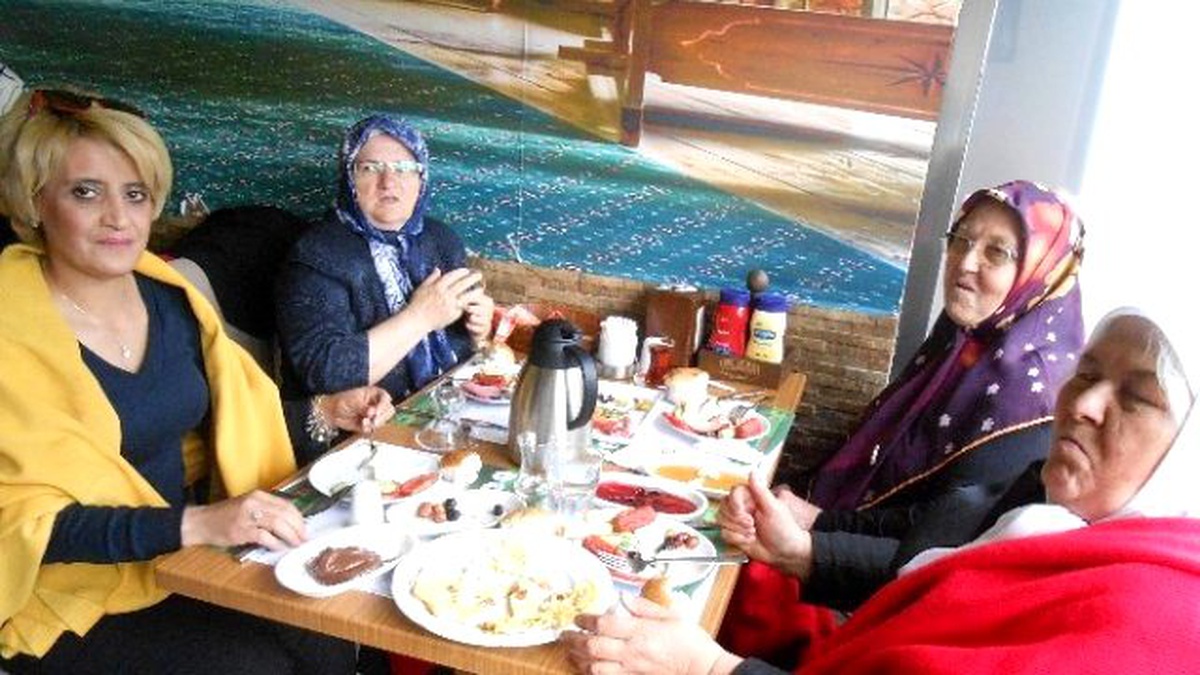 Eskişehirli Ülkücü Kadınlardan Anneler Günü\'nde Şehit Anneleri Onuruna Kahvaltı