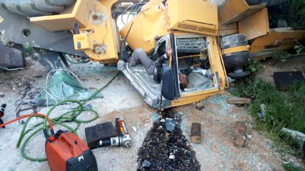 Gece Bekçisi Kepçeyi Kullanmak İsteyince 10 Metrelik Uçuruma Düştü