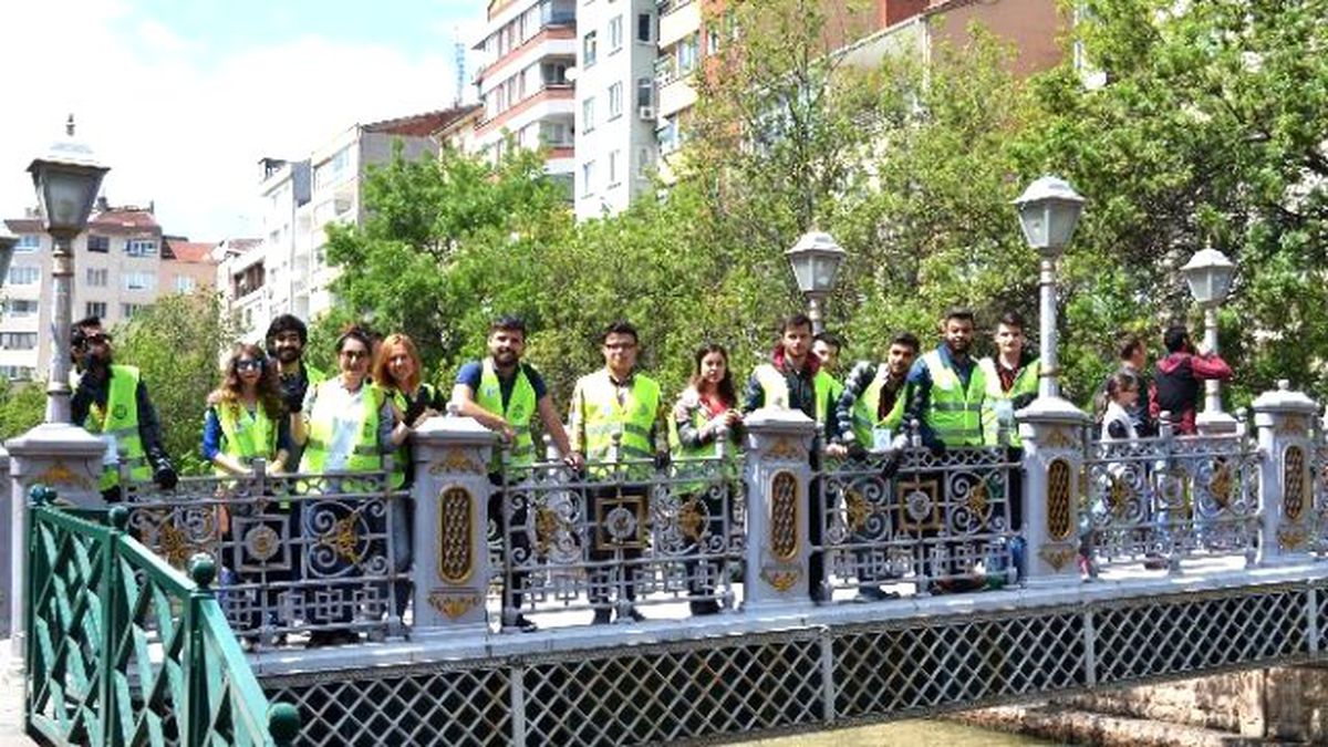 Gönüllü Gençler Porsuk Çayı Çevresini Temizledi