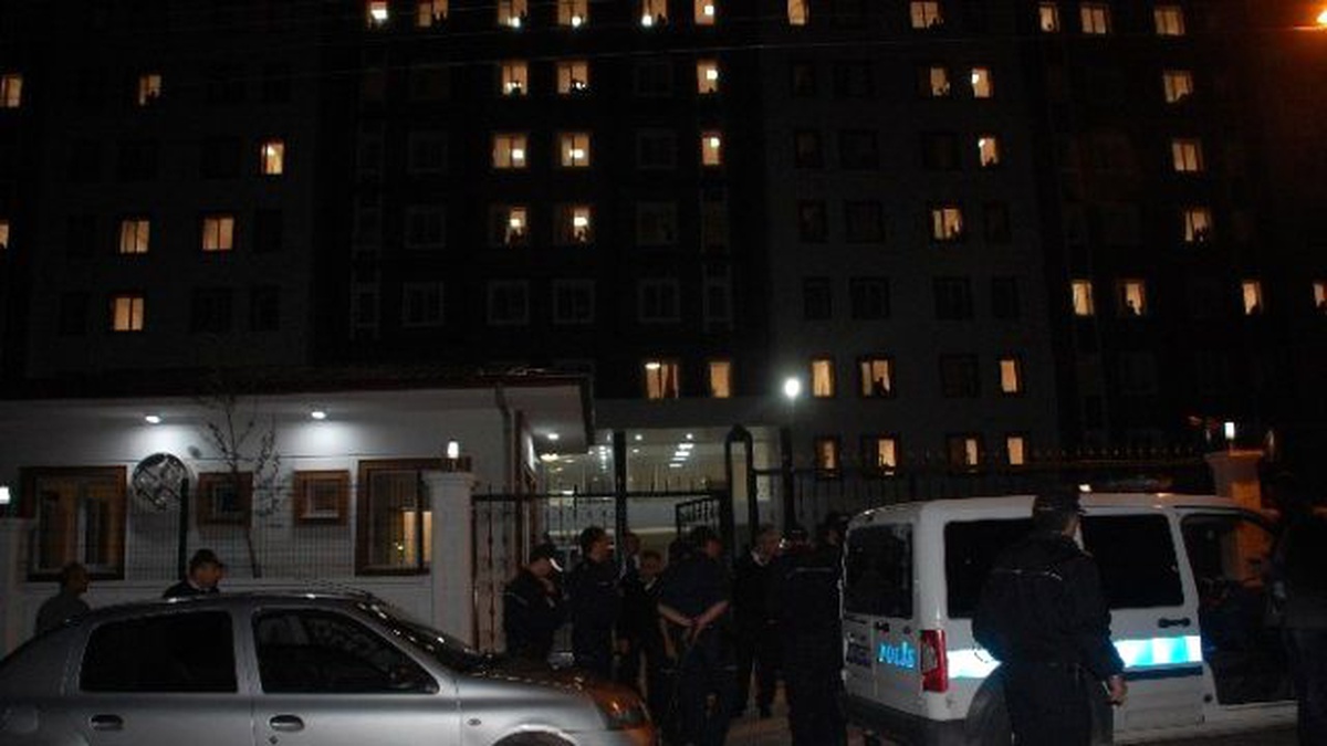 Güvenlik Görevlisinin Arkadaşlarının, Yurt Öğrencilerine Saldırdı