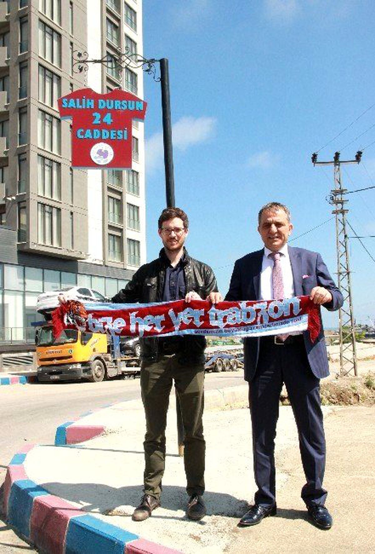 İngiliz Akademisyen Başkan Sağıroğlu ile Salih Dursun Caddesini Gezdi.