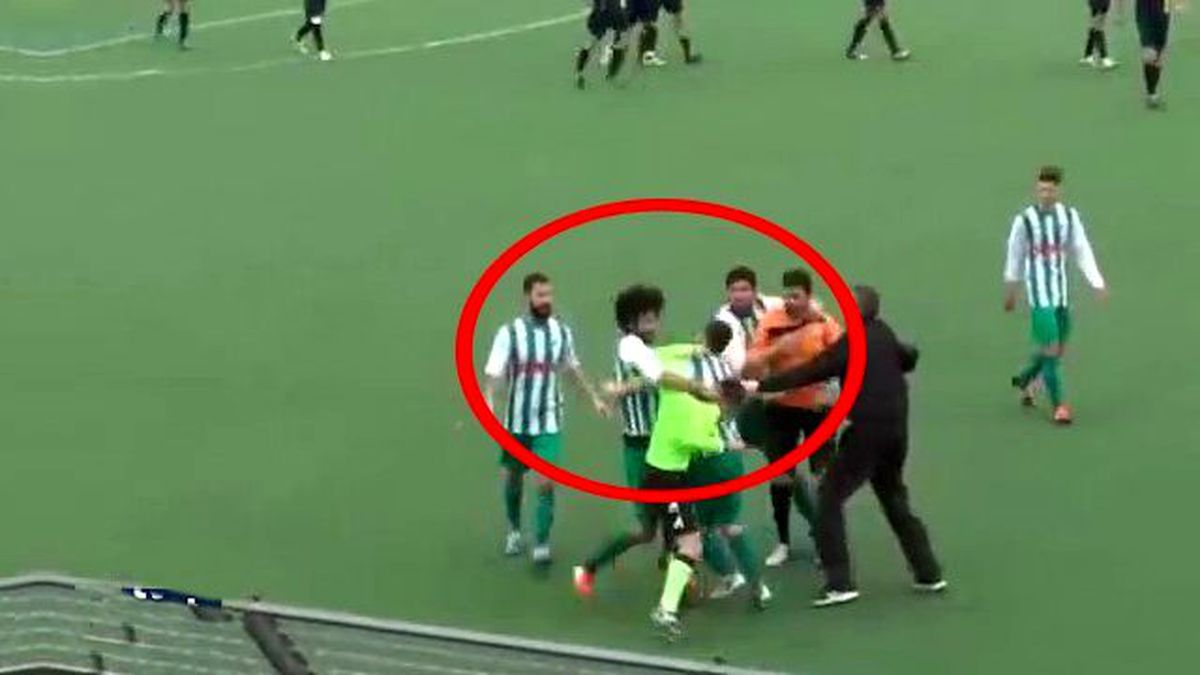 İtalya Amatör Ligi'nde Futbolcular Hakemi Linç Etmeye Çalıştı