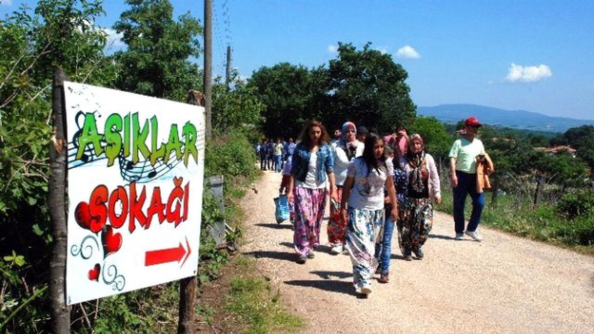 İzdivaç Programı Gibi Sokak! Gün Boyu Kısmet Arıyorlar