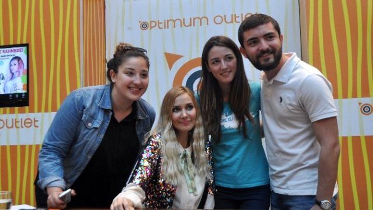 İzmirli Anneler Gökçe\'nin Söylediği Şarkılarla Coştu