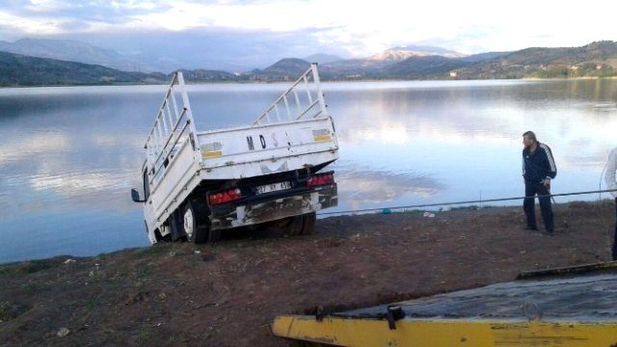 Kamyonet Göle Düşmekten Son Anda Kurtarıldı