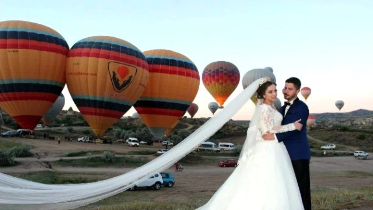 Kapadokya\'da Balonlar Eşliğinde Düğün Fotoğrafı Çekildiler