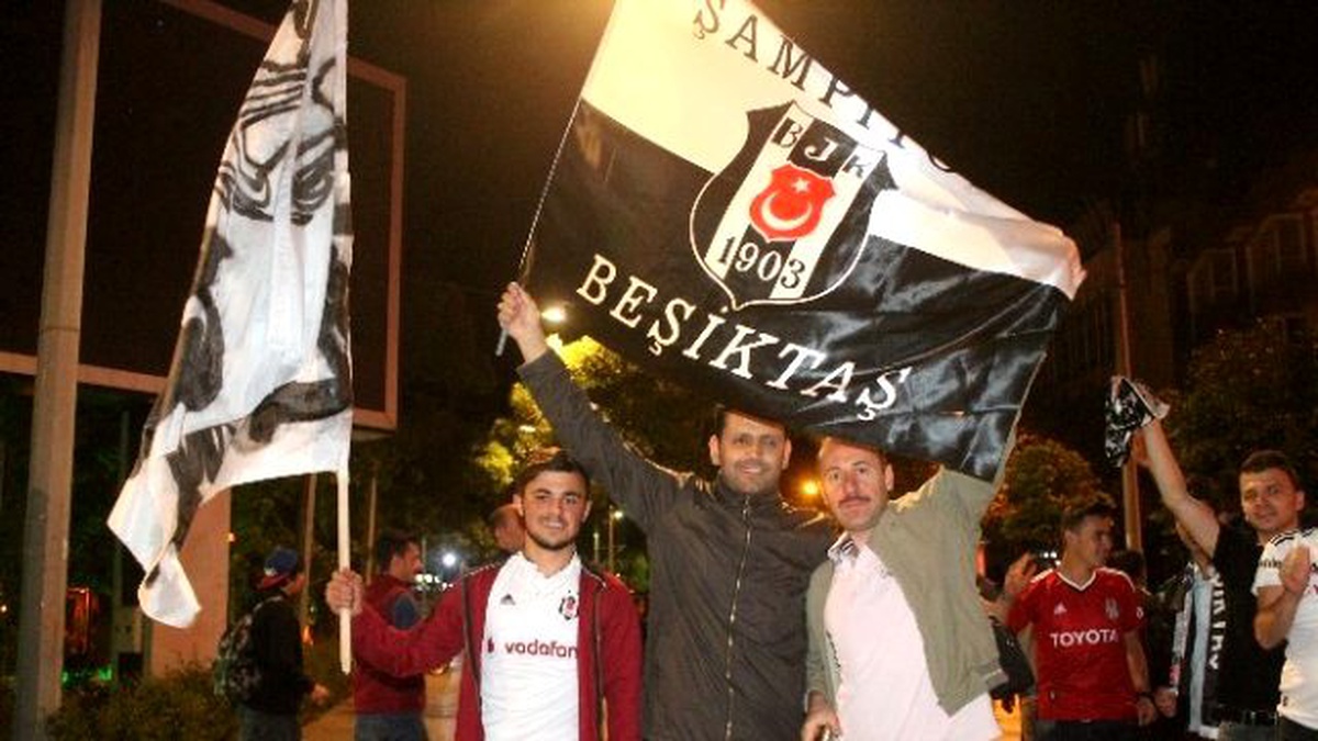 Konya\'da Beşiktaşlı Taraftarların Galibiyet Kutlaması