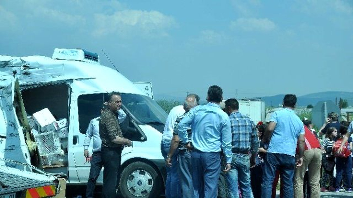 Kuşadası\'nda Öğrenci Servisi Kamyonetle Çarpıştı: 5 Yaralı