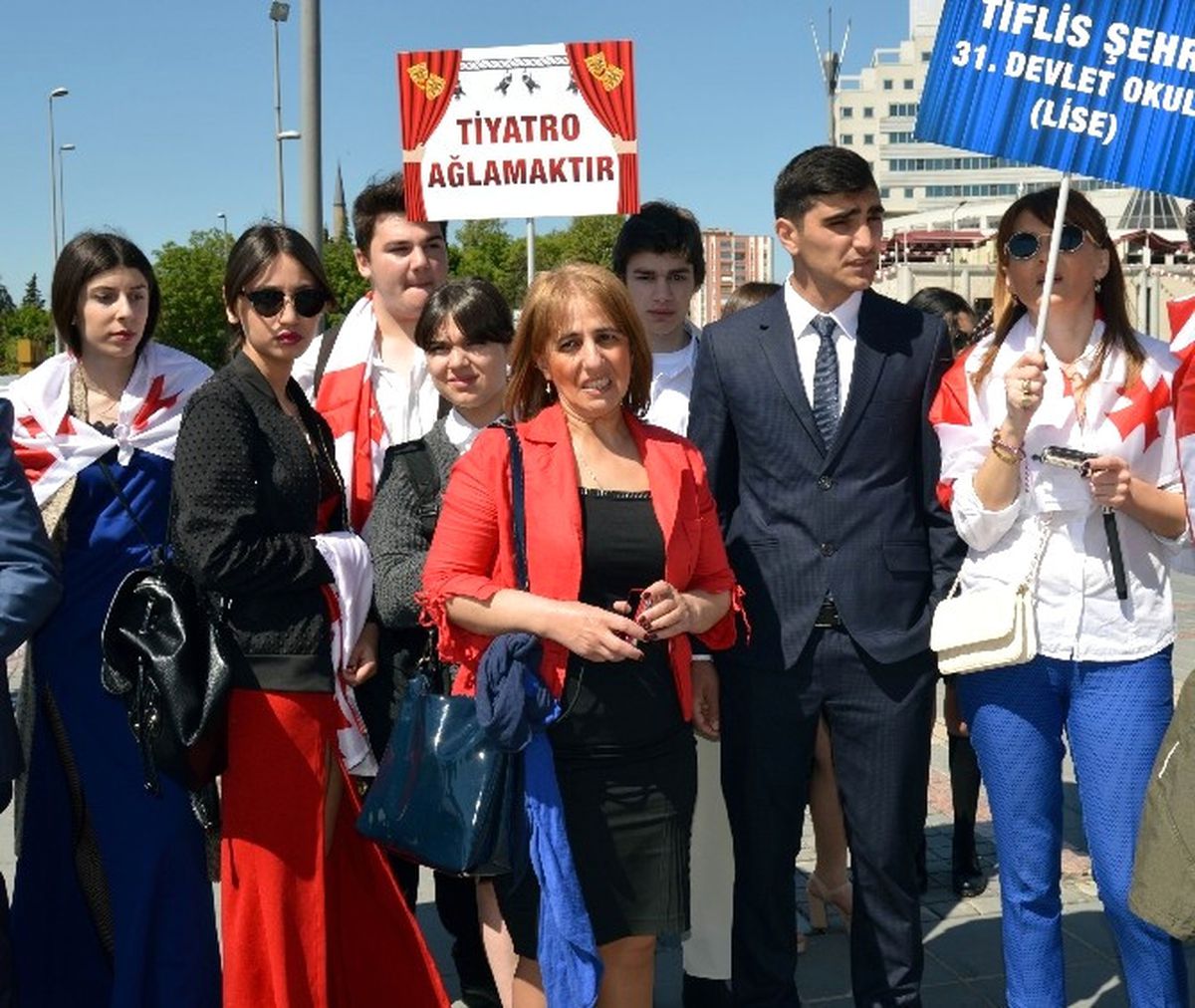 Liseli Öğrenciler Perdeyi Kaldırdı