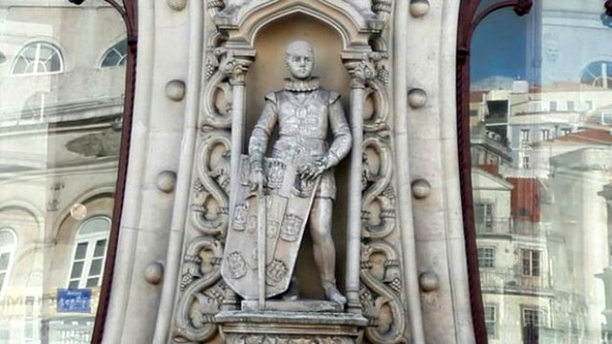 Turist Selfie Çekerken 126 Yıllık Heykeli Devirdi