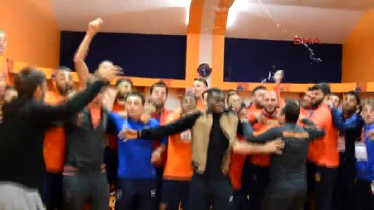 Medipol Başakşehir\'in Soyunma Odasında Avrupa Coşkusu