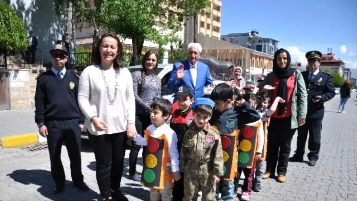 Minik Öğrencilerden Trafik Haftası Kutlaması