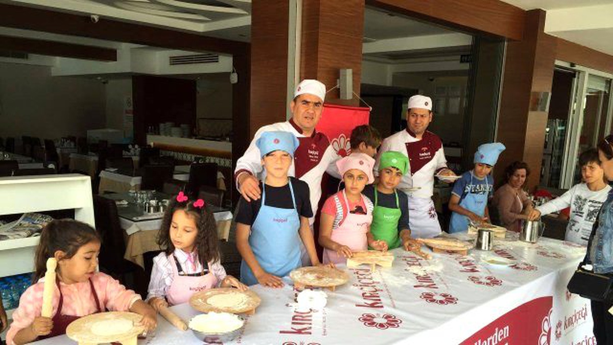 Minik şefler Anneleri için mutfağa girdi
