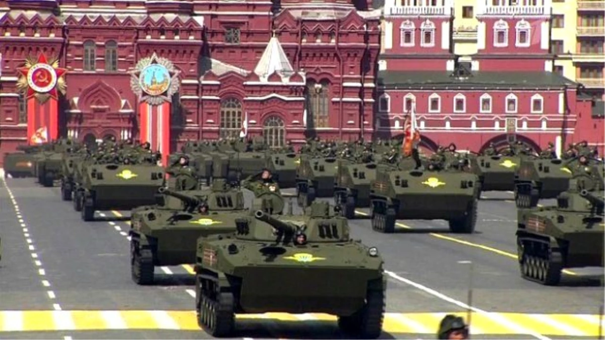 Rusya\'dan 10 Bin Asker ve 135 Tür Silahla Gövde Gösterisi!