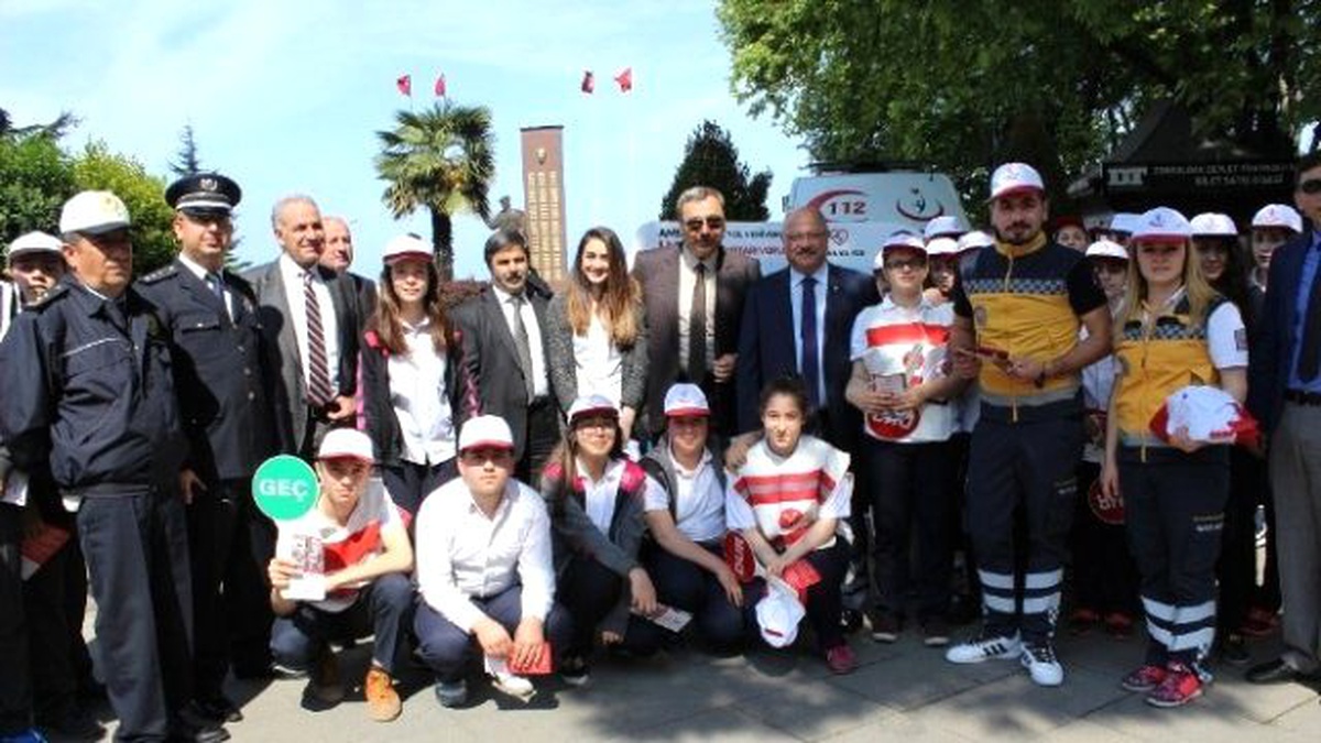 Sağlıkçılar, Trafik Haftasında "Yaşama Yol Verin" Dediler