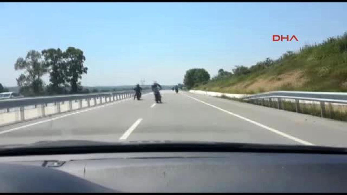 Sakarya Motosikletlilerin Yolda Tehlikeli Hareketleri