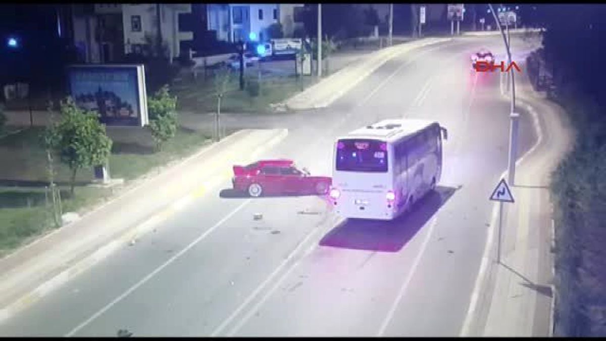 Serik\'te Otomobille Midibüs Çarpıştı: 1 Ölü