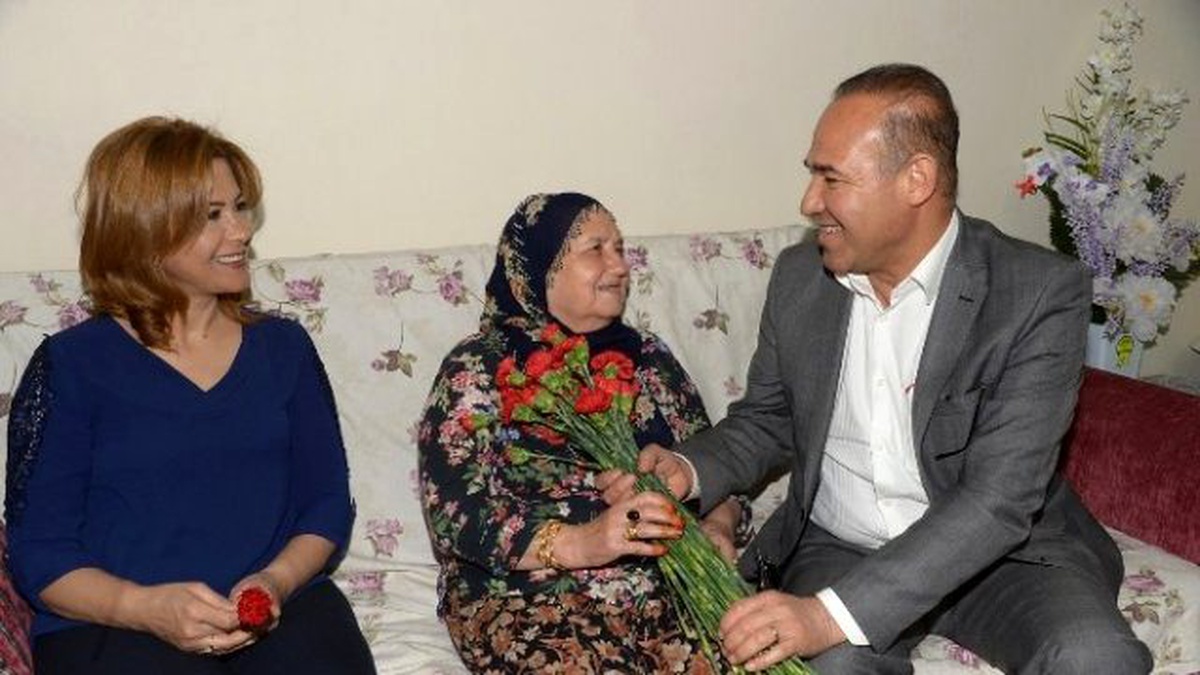 Sözlü, Annesinin Anneler Günü\'nü Kutladı