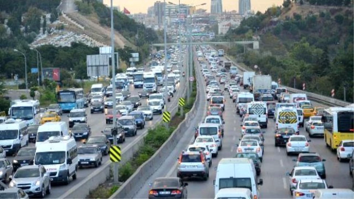 Su Şirketleri Tanıtım İçin Trafikteki Seyyarların Peşinde