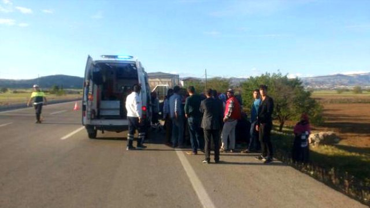 Tarım İşçilerini Taşıyan Kamyonet, Kamyona Çarptı: 9 Yaralı