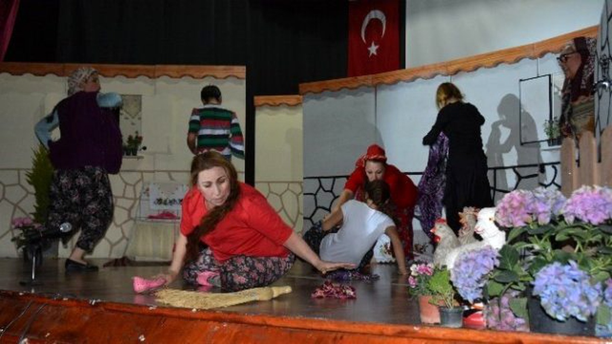 Tiyatroseverler \'Abooo\'yu Çok Beğendi