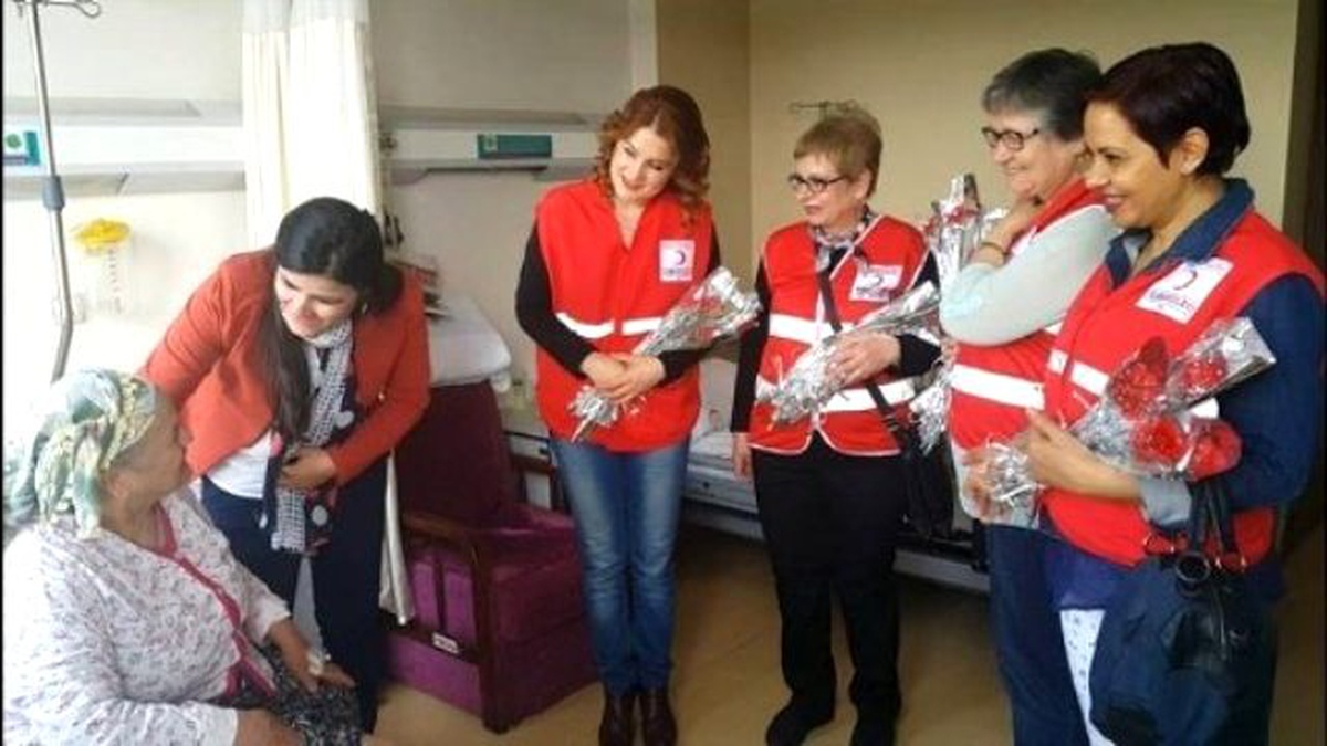 Türk Kızılayı Eskişehir Kadın Kolları\'ndan Anneler Günü\'nde Hastane Ziyareti