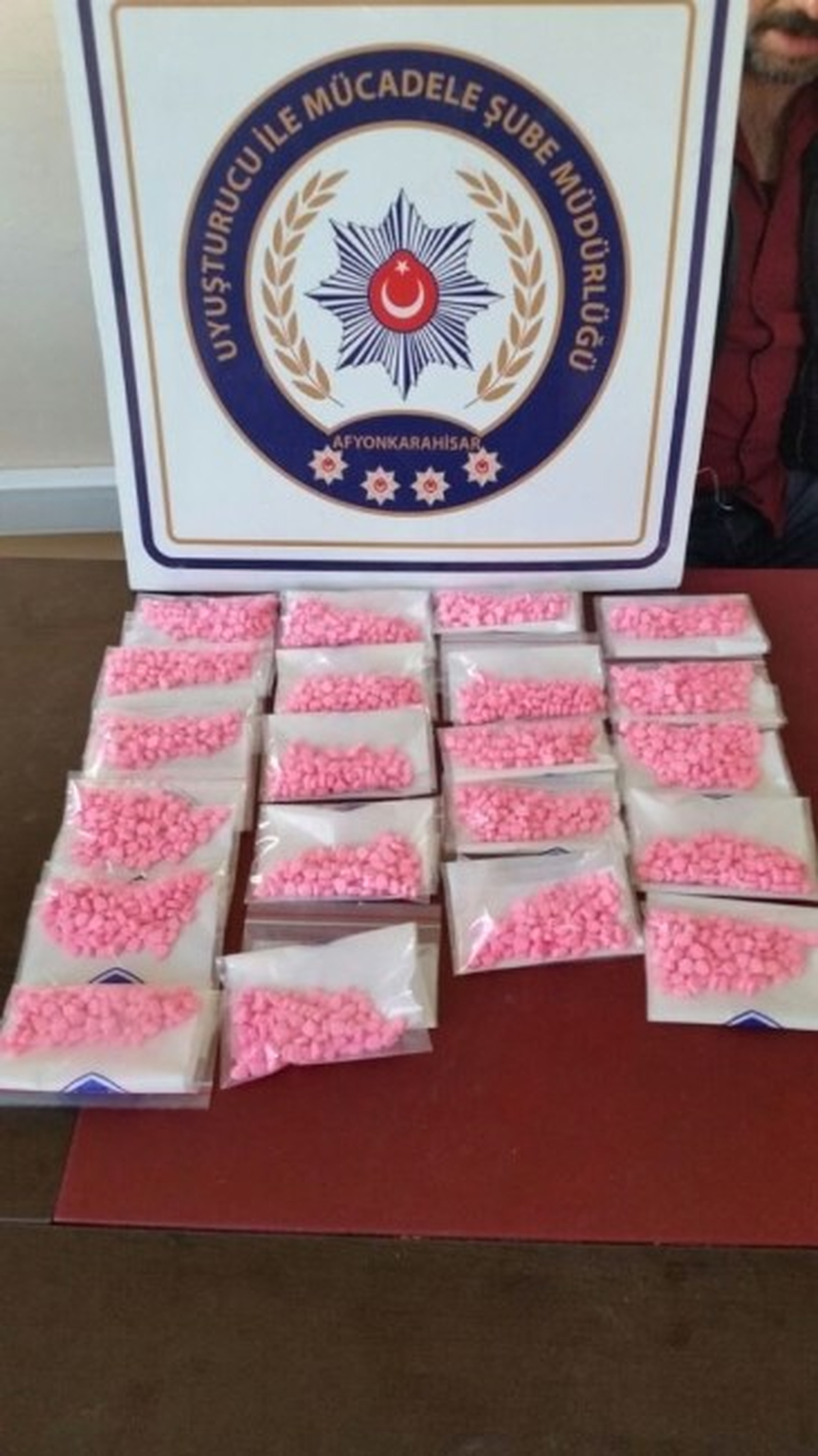 Üzerinde 2 Bin 100 Adet Extacy Hap Bulunan Kurye Polisten Kaçamadı