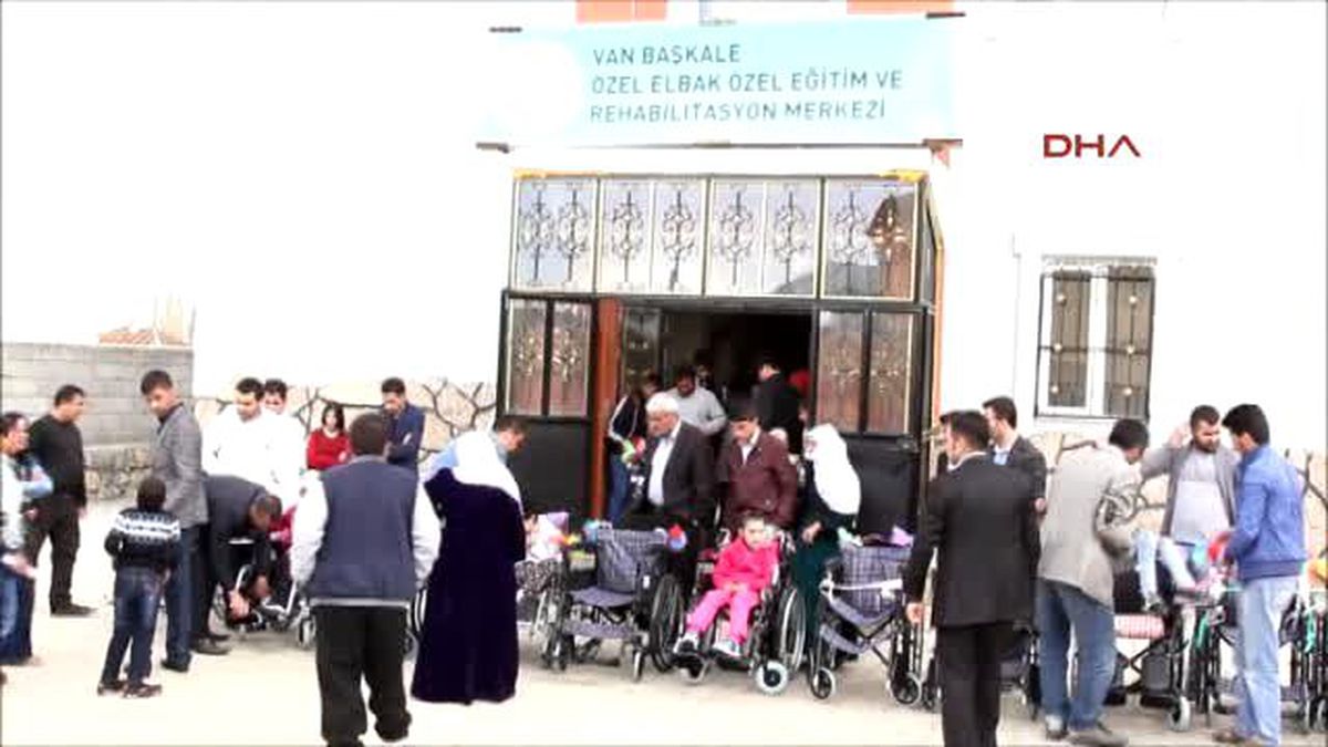 Van - Hayırseverler, Başkale\'de 15 Engelliyi Sevindirdi
