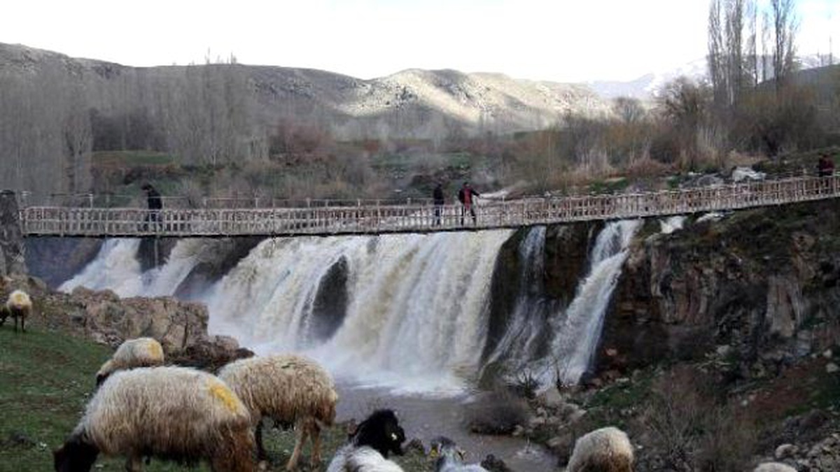 Vanlılar Muradiye Şelalesi\'ne Akın Etti