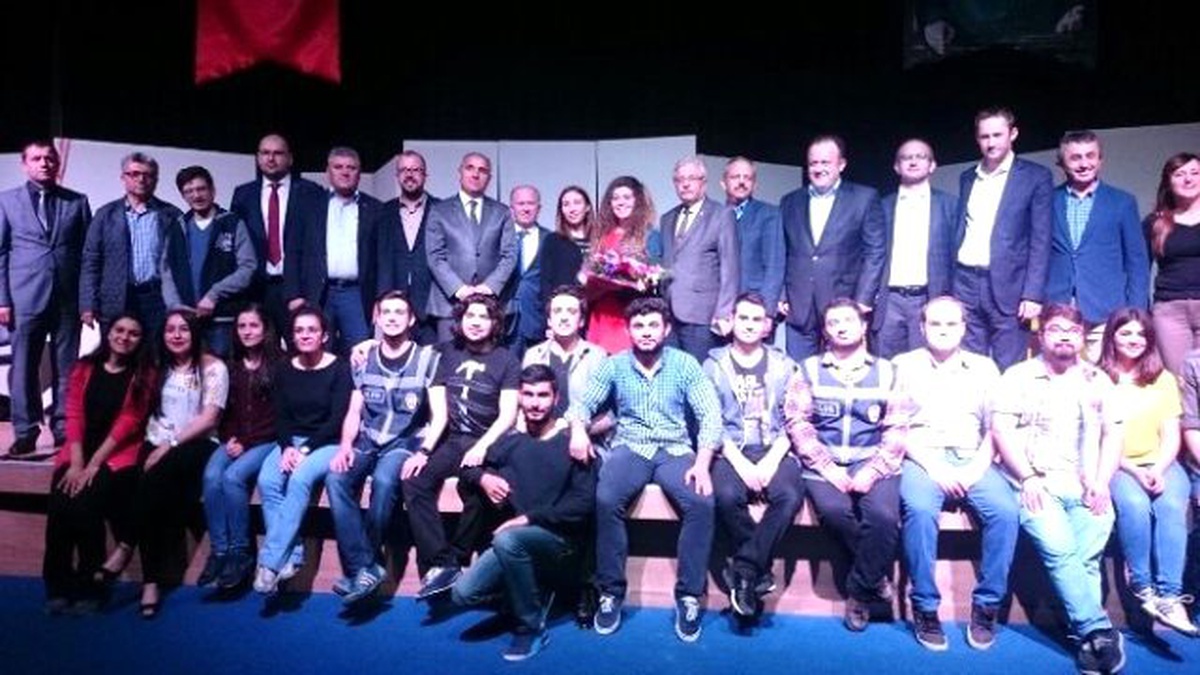 Yarınlara Geç Kalmadan" Oyunu Sahnelendi