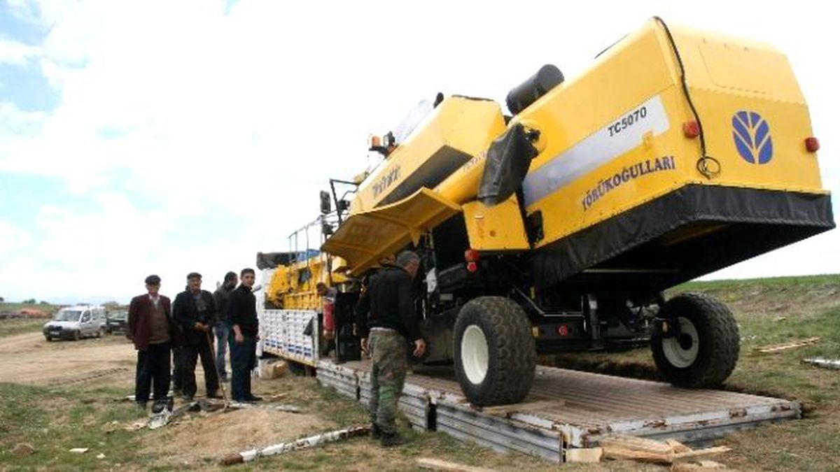 Yozgat\'taki Biçerdöverler Hasat İçin Çukurova ve Güneydoğu İllerine Hareket Ediyor