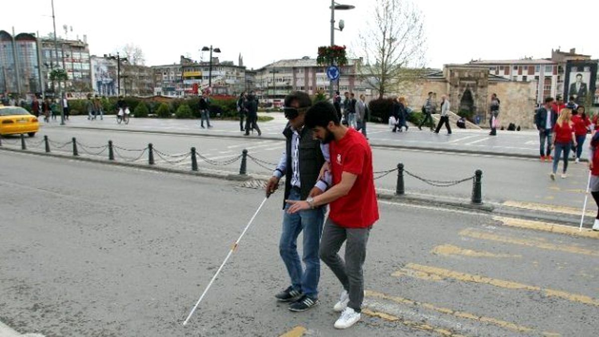 1\' Dakikalığına Görme Engelli Oldular