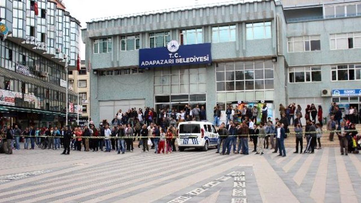 2 Arkadaş İş Merkezi Çatısına Çıkarak İntihara Kalkıştı