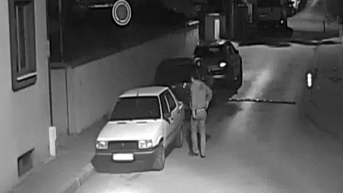 2 Dakikada Otomobili Çaldı, Güvenlik Kamerasına Yakalandı