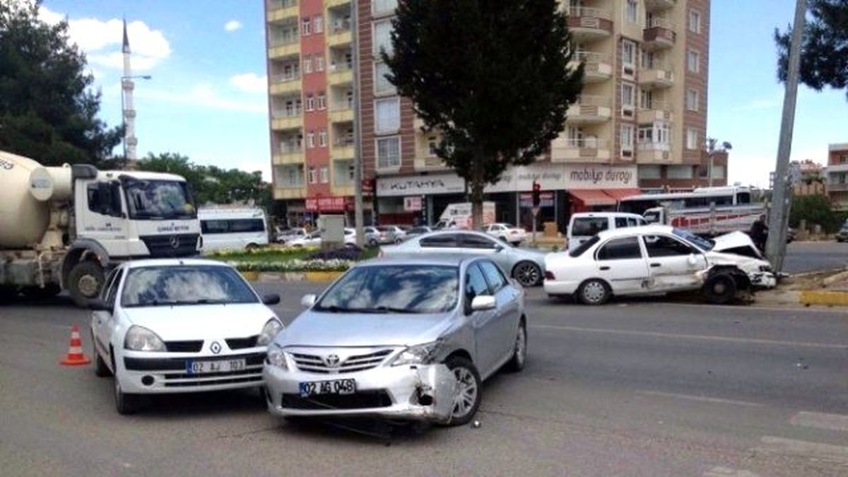 3 Otomobil Çarpıştı: 3 Yaralı
