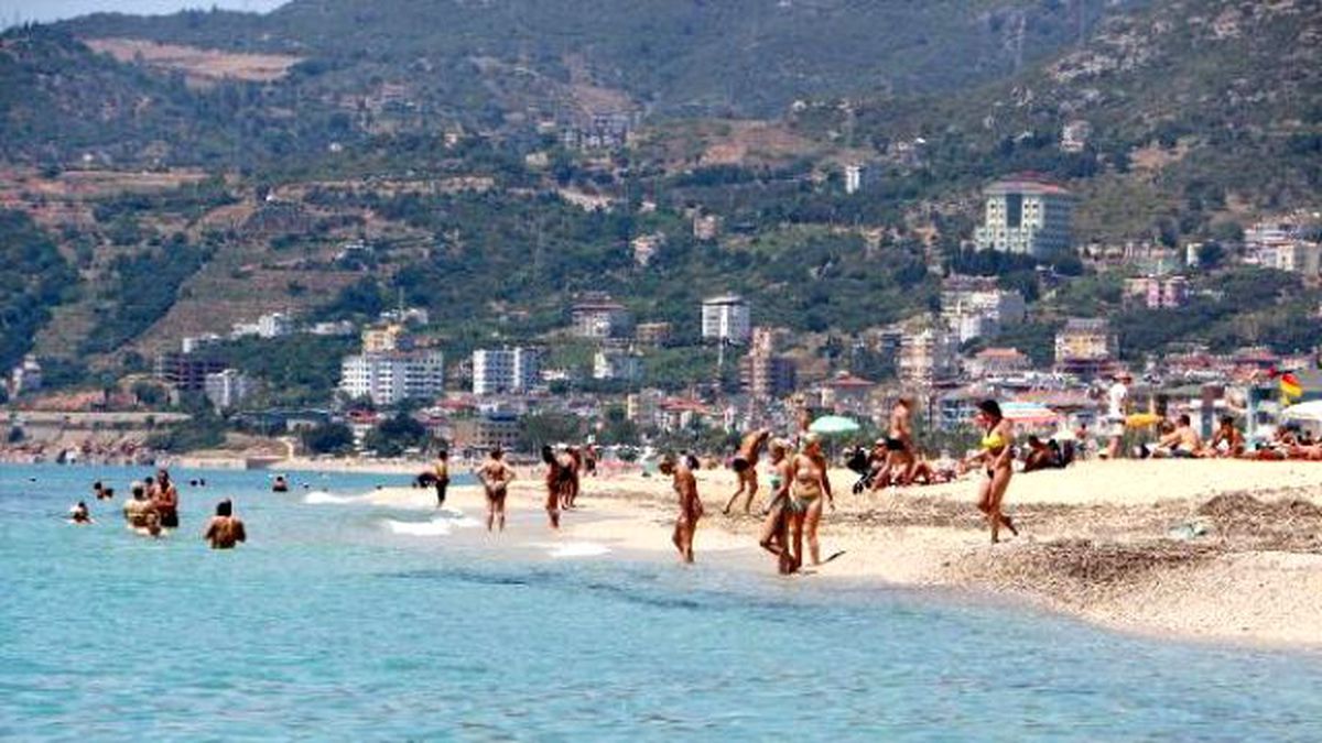 Alanya\'da Tatilciler Sahilleri Doldurdu